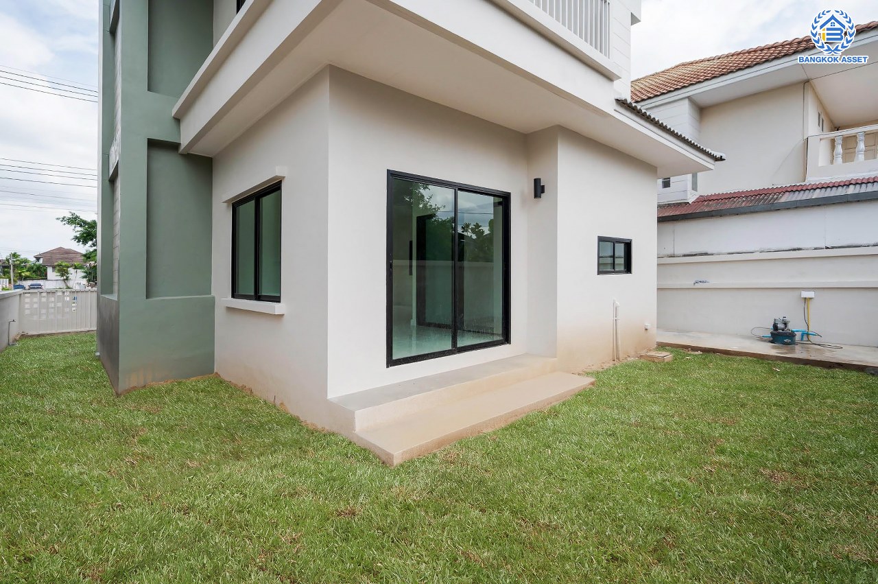 บ้านมือสองตกแต่งใหม่ โครงการ มณธานี บางแค บ้านเดี่ยว 3 ชั้น ดีไซน์หรูหรา เนื้อที่กว้าง 56.40 ตร.ว. พื้นที่ใช้สอย 240 ตร.ม. ฟังก์ชัน 5 ห้องนอน 4 ห้องน้ำ 2 ที่จอดรถ ฟังก์ชันครบตอบทุกไลฟ์สไตล์ บนทำเลศักยภาพ เชื่อมต่อถนนกาญจนาภิเษก ใกล้เดอะมอลล์บางแค ใกล้รถไฟฟ้าสายสีน้ำเงิน "สถานีหลักสอง" และจุดขึ้นทางด่วน "กาญจนาภิเษก"